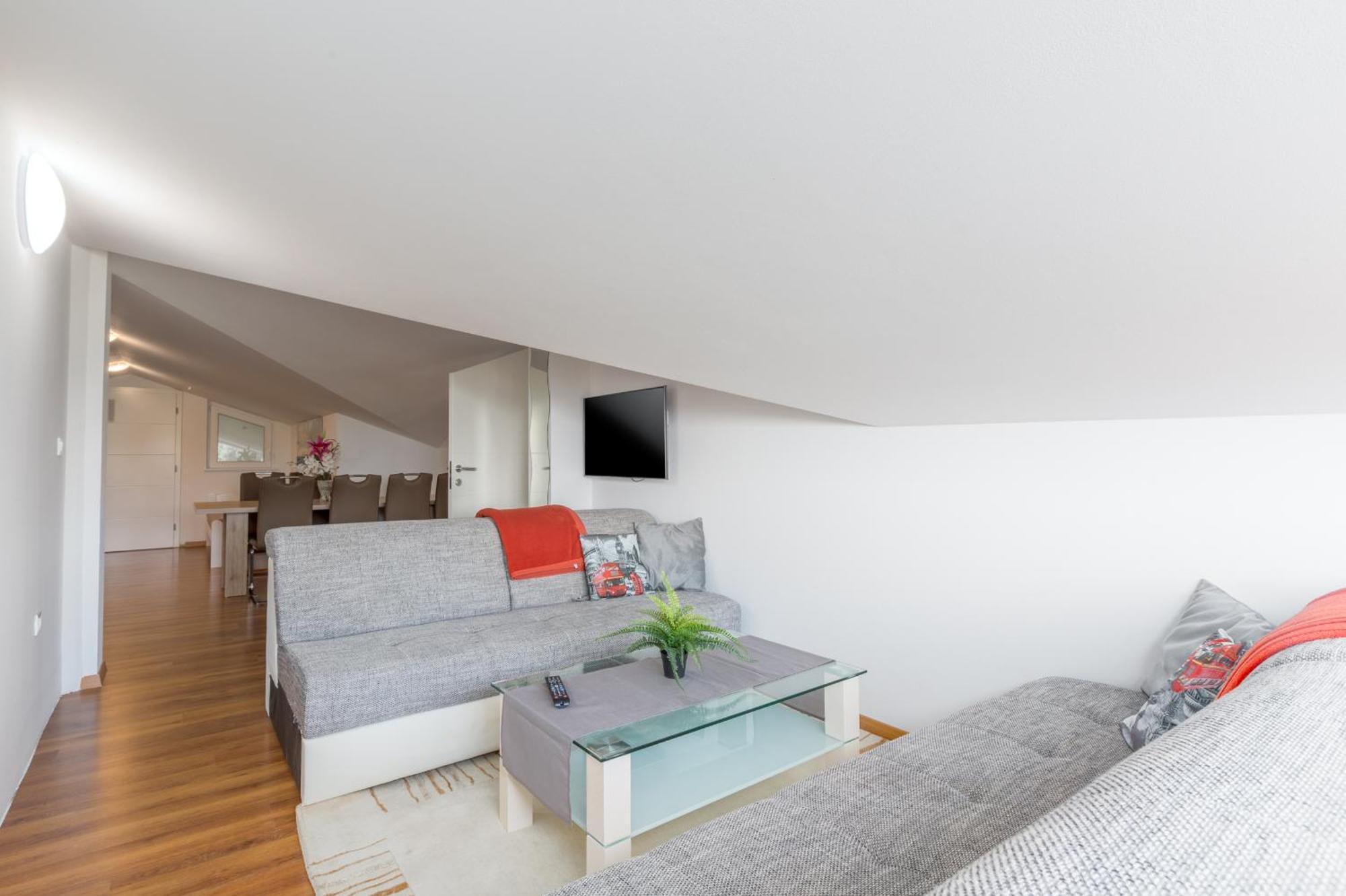 Apartma Adriana *